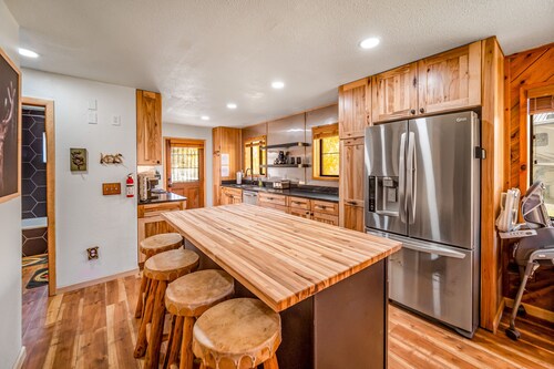 Spacious home with hot tub, gas grill, fireplace, & washer/dryer