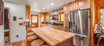 Spacious home with hot tub, gas grill, fireplace, & washer/dryer