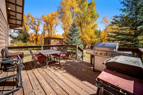 Spacious home with hot tub, gas grill, fireplace, & washer/dryer