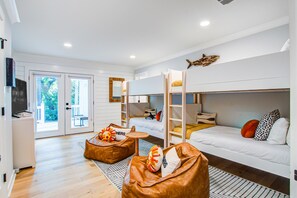 4 bedrooms, iron/ironing board, internet, bed sheets