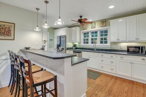 Een koelkast, een microgolfoven, een oven, een kookplaat