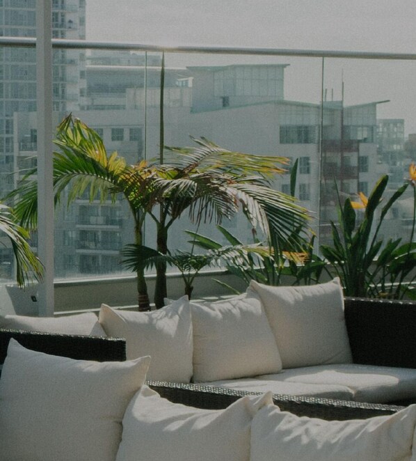 Property grounds - Hip Coral Gables 2BR w/ Gym, Pool & W/D, nr Shopping, by Blueground (Miami)