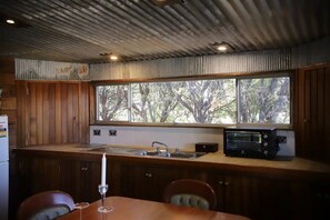 Kjøleskap, ovn, kokeplater og vannkoker