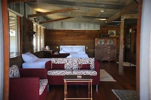 1 bedroom, free WiFi, bed sheets - studio apartment close to the ocean and countryside,
Takeover Target room (Meringo)