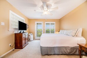 3 bedrooms, Internet, bed sheets - Waterfront stunner with boat slip, fireplace, grill, sunroom - dogs ok (Jamaica Beach)