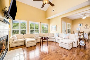 TV, fireplace - Waterfront stunner with boat slip, fireplace, grill, sunroom - dogs ok (Jamaica Beach)