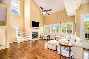 TV, fireplace - Waterfront stunner with boat slip, fireplace, grill, sunroom - dogs ok (Jamaica Beach)
