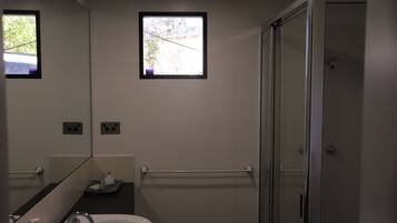 Douche, serviettes fournies, savon, shampoing