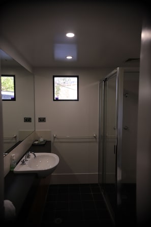 Douche, serviettes fournies, savon, shampoing