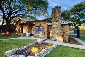 Exterior - Blue Haus with hot tub, shuffleboard, EV charger - walk to town & wineries (Johnson City)