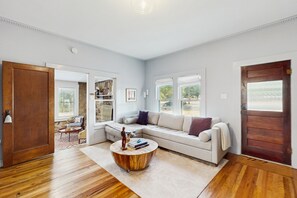 Televisie, een open haard en boeken