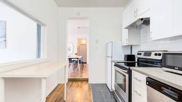 Frigorífico, microondas, horno y placa de cocina