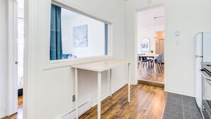 Eine moderne Küche mit Einbauofen und Essbereich mit Tisch und Stühlen.