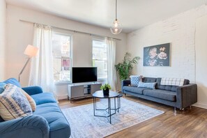 TV - Stylish Le Plateau Stay | Walk to Shops & Metro (Montreal)