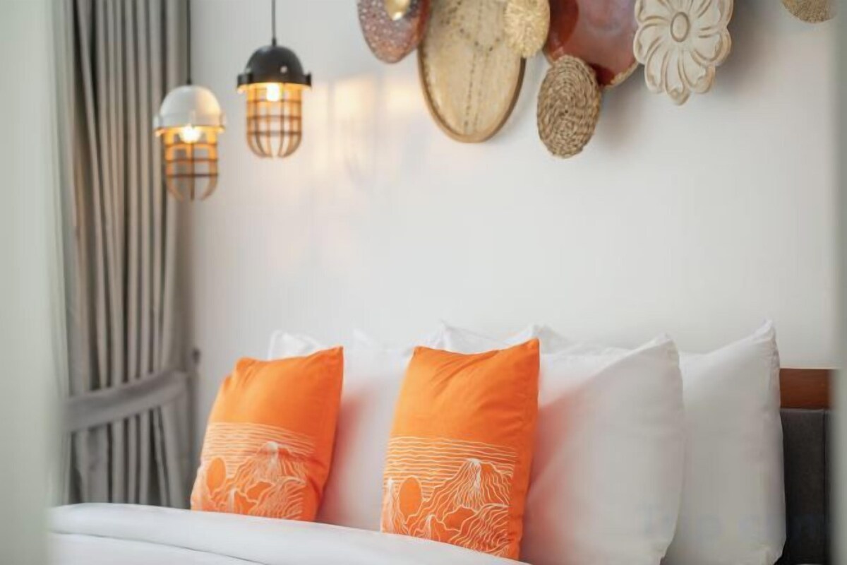 Egyptian cotton sheets, premium bedding, down comforters, pillowtop beds