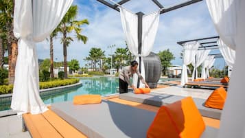 Alberca techada y alberca al aire libre