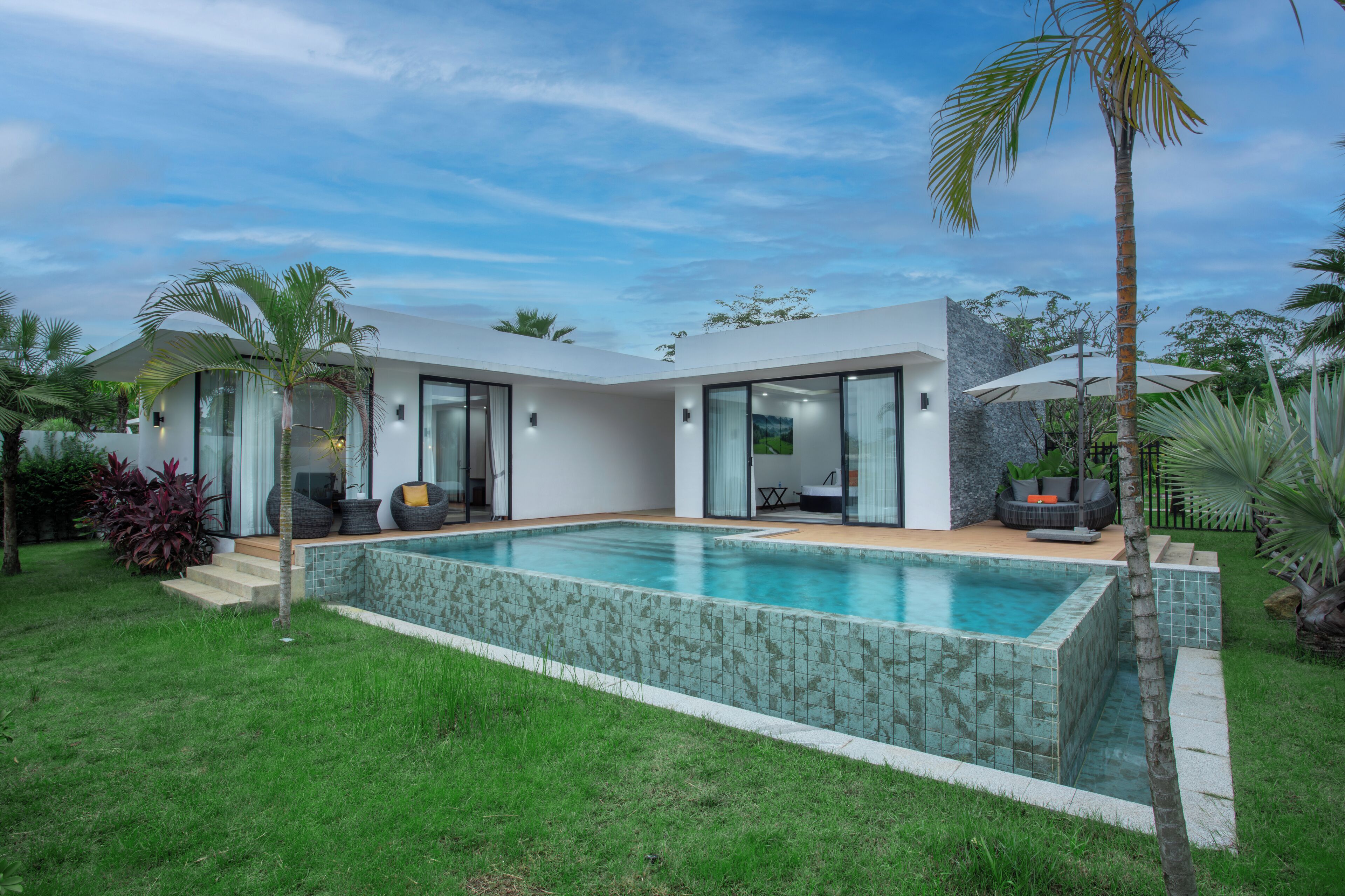 Premium Suite, 1 Bedroom, Non Smoking, Garden View | Egyptian cotton sheets, premium bedding, down duvets, pillow-top beds