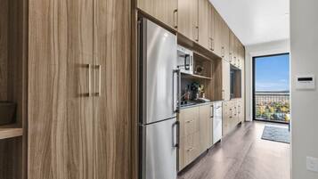 Fridge, microwave, stovetop, dishwasher