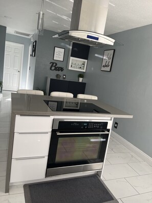 Microondas, horno, placa de cocina y lavavajillas