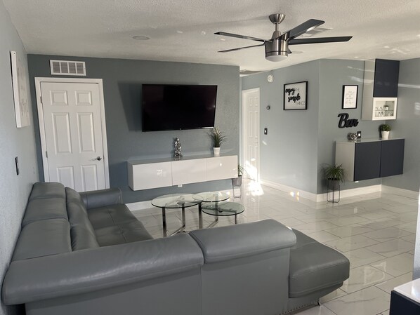 Una televisión, una chimenea