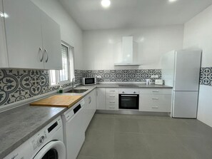 Frigorífico, microondas, horno y lavavajillas
