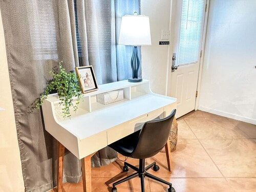 Central / 1 BR & 1 BA / Guesthouse / Fenced / Cozy