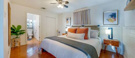 1 habitación, escritorio, tabla de planchar con plancha y cuna de viaje