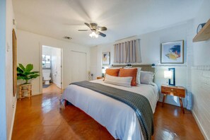 1 habitación, escritorio, tabla de planchar con plancha y cuna de viaje 