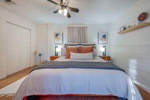 1 chambre, bureau, fer et planche à repasser, lit de bébé portatif