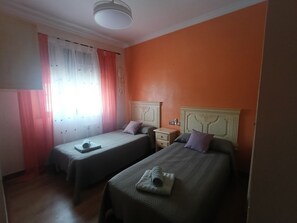 5 bedrooms, WiFi, bed sheets - Albarracín Rural House (Setenil de las Bodegas)