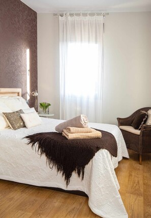 4 bedrooms, desk, free WiFi, bed sheets