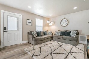 TV, offices - The SuiteSpot Hot Tub  EV Charger  Mini-Golf  Private Yard, Sleeps 6 (Amarillo)