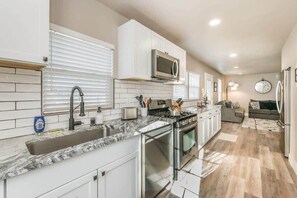 Fridge, microwave, oven, stovetop - The SuiteSpot Hot Tub  EV Charger  Mini-Golf  Private Yard, Sleeps 6 (Amarillo)