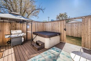 Terrace/patio - The Solstice , Hot Tub, EV Charger, Private Yard (Amarillo)