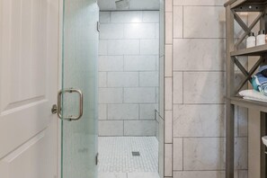 Shower, hair dryer, towels, shampoo - The Solstice , Hot Tub, EV Charger, Private Yard (Amarillo)