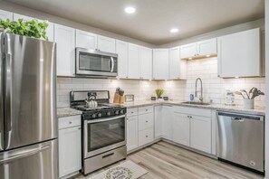 Refrigerador, microondas, horno y parrilla de estufa 