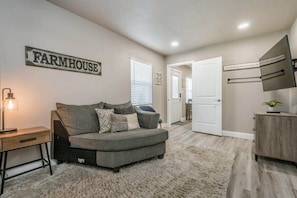 TV, offices - The Solstice , Hot Tub, EV Charger, Private Yard (Amarillo)