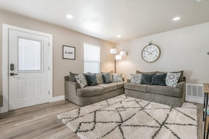 TV - The Oasis | Hot Tubs | Mini-Golf |EV Charger | 2x Kitchens, Sleeps 12 (Amarillo)