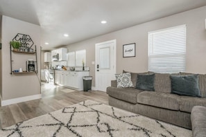 TV - The Oasis | Hot Tubs | Mini-Golf |EV Charger | 2x Kitchens, Sleeps 12 (Amarillo)