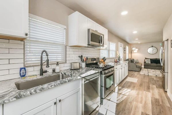 Fridge, stovetop, dishwasher - The Oasis | Hot Tubs | Mini-Golf |EV Charger | 2x Kitchens, Sleeps 12 (Amarillo)