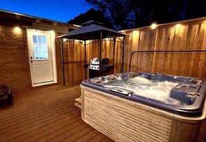 Terrace/patio - The Oasis | Hot Tubs | Mini-Golf |EV Charger | 2x Kitchens, Sleeps 12 (Amarillo)