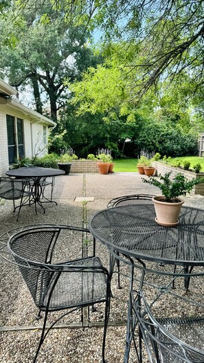 Outdoor dining - Centrally located, elegant, spacious, home, large screen tv, pool & ping pong! (Huntsville)