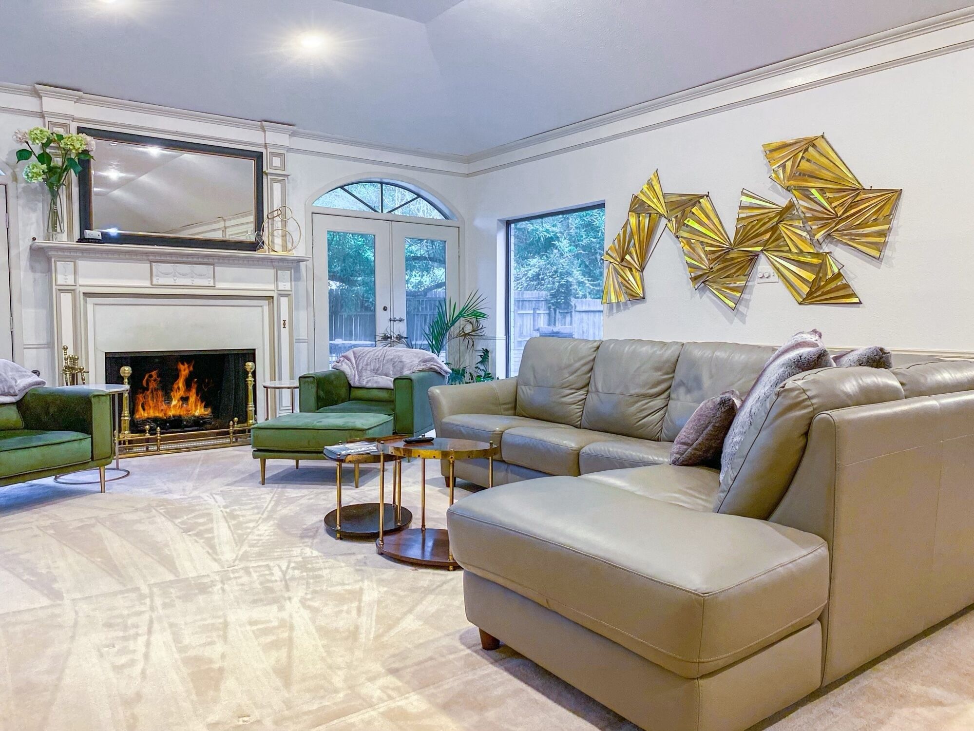 Een smart-tv, een open haard, een tafeltennistafel en boeken