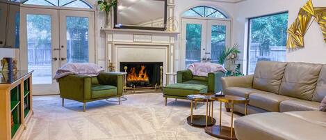 Smart TV, fireplace, ping pong, books