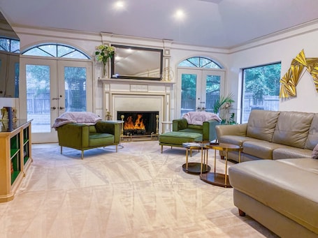 Smart TV, fireplace, table tennis, books. Centrally located, elegant, spacious, home, large screen tv, pool & ping pong!