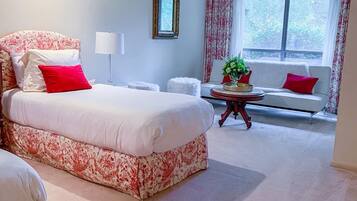 3 bedrooms, desk, iron/ironing board, travel crib