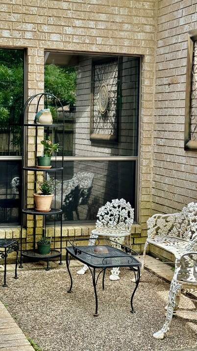 Centrally located, elegant, spacious, home, large screen tv, pool & ping pong!