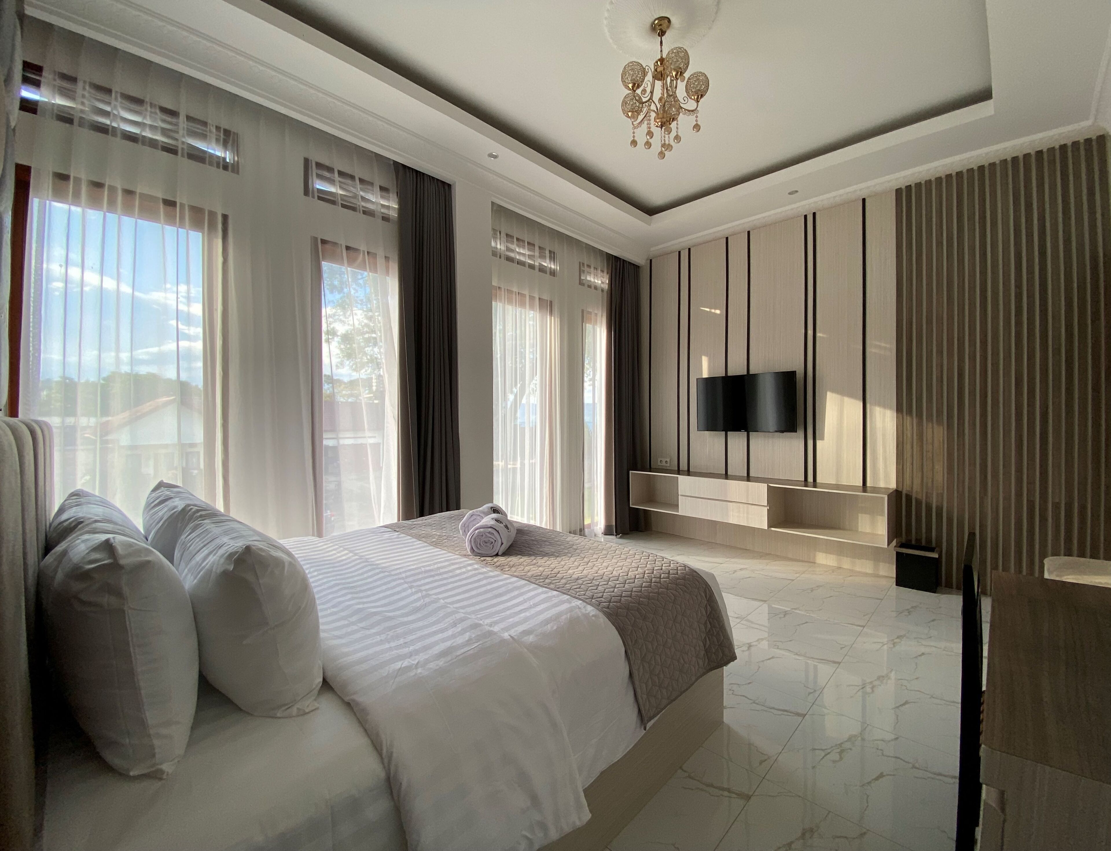 Desk, laptop workspace, iron/ironing board, free WiFi