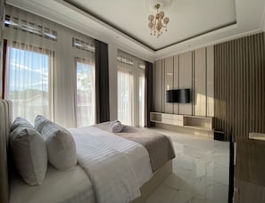 Desk, laptop workspace, iron/ironing board, free WiFi