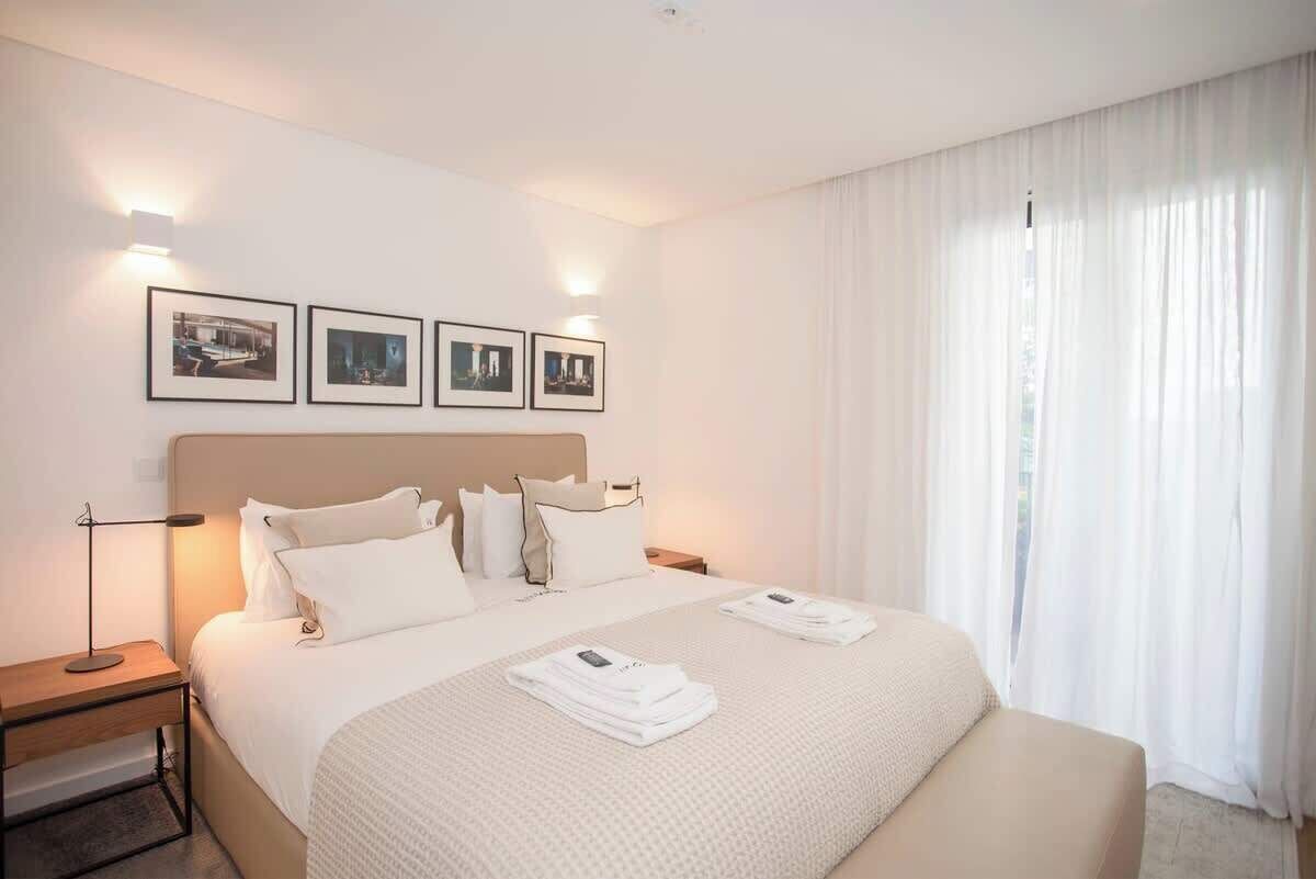 2 soverom, skrivebord, strykejern/-brett og wi-fi